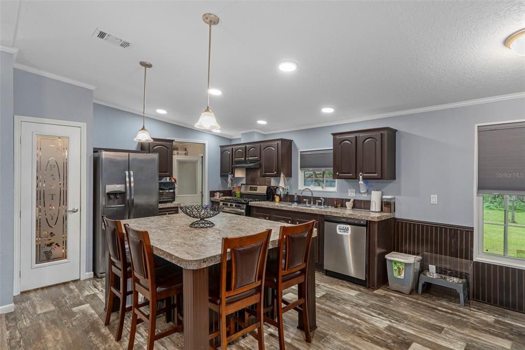 For Sale: $349,900 (3 beds, 2 baths, 1296 Square Feet)