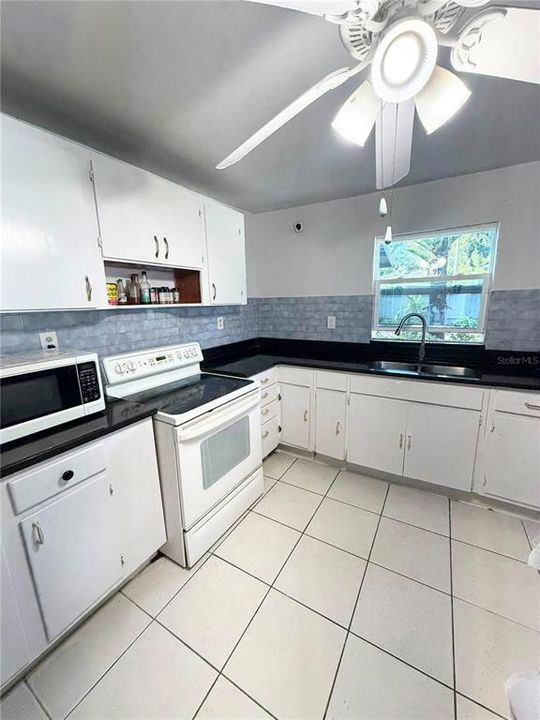 For Sale: $329,999 (2 beds, 1 baths, 944 Square Feet)