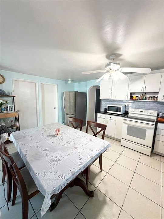 For Sale: $329,999 (2 beds, 1 baths, 944 Square Feet)