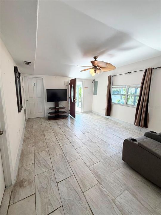 For Sale: $329,999 (2 beds, 1 baths, 944 Square Feet)
