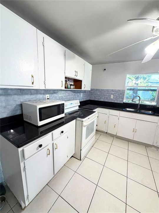 For Sale: $329,999 (2 beds, 1 baths, 944 Square Feet)