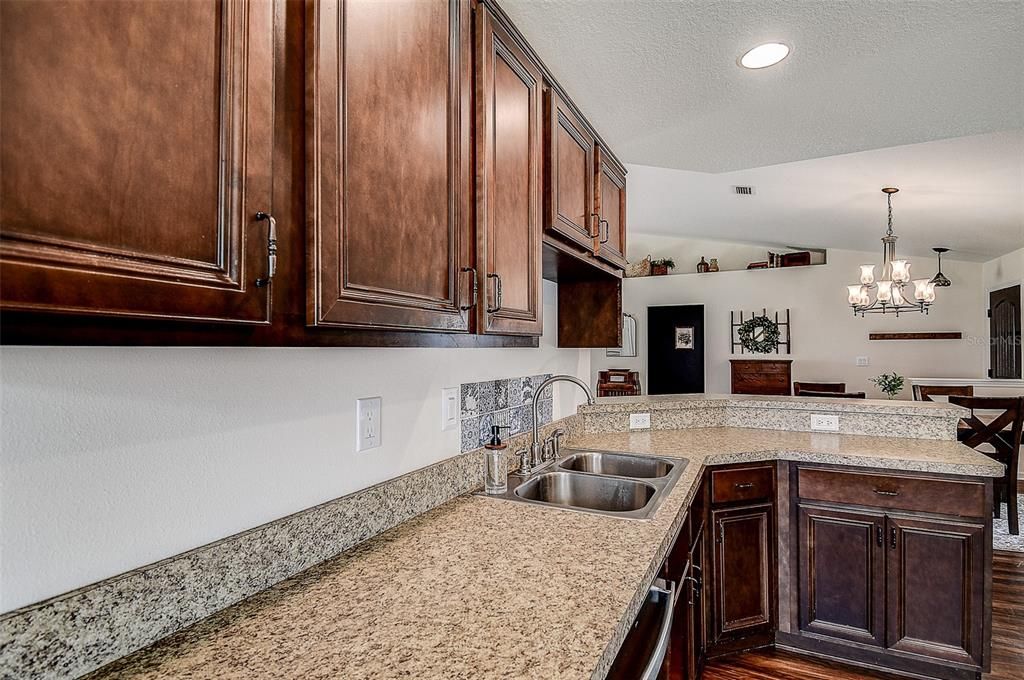 En Venta: $374,900 (4 camas, 2 baños, 1766 Pies cuadrados)