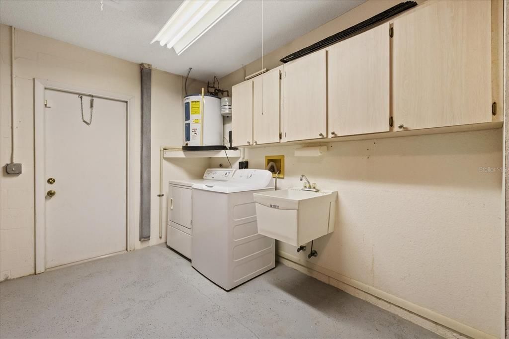 For Sale: $299,000 (3 beds, 2 baths, 1412 Square Feet)
