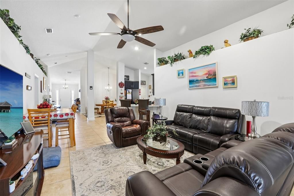 En Venta: $369,900 (4 camas, 3 baños, 2217 Pies cuadrados)