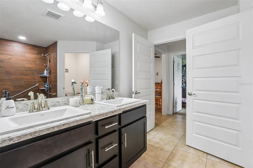 En Venta: $369,900 (4 camas, 3 baños, 2217 Pies cuadrados)
