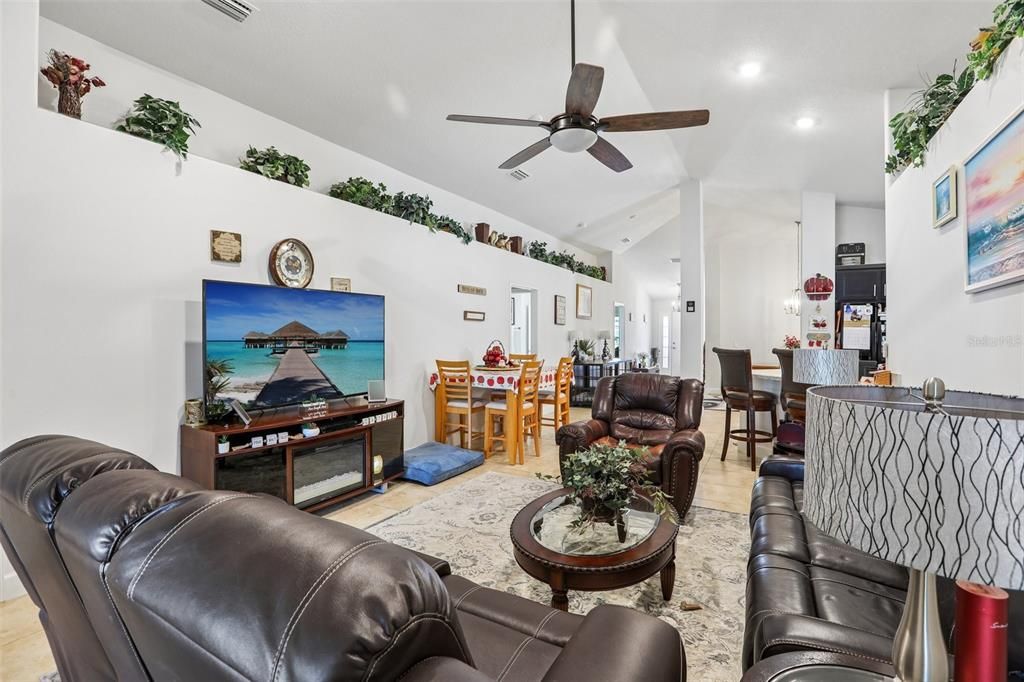 En Venta: $369,900 (4 camas, 3 baños, 2217 Pies cuadrados)