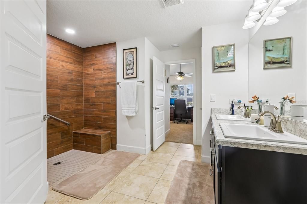 En Venta: $369,900 (4 camas, 3 baños, 2217 Pies cuadrados)