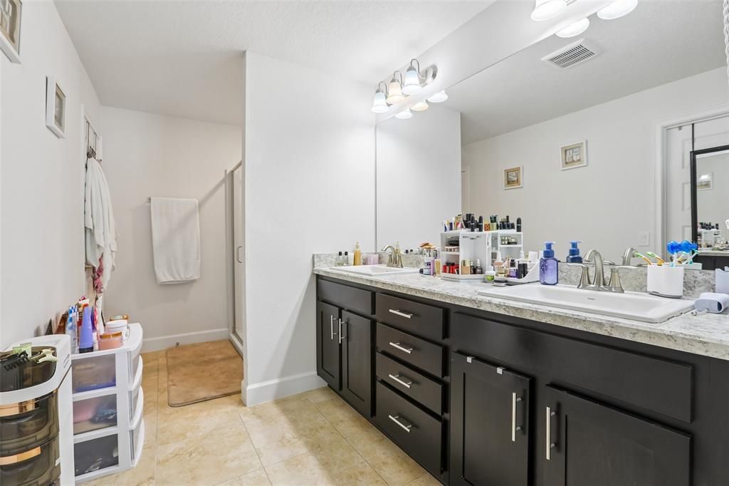 En Venta: $369,900 (4 camas, 3 baños, 2217 Pies cuadrados)