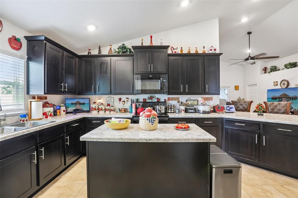 En Venta: $369,900 (4 camas, 3 baños, 2217 Pies cuadrados)