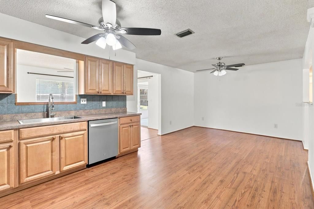 En Venta: $239,900 (3 camas, 2 baños, 1363 Pies cuadrados)