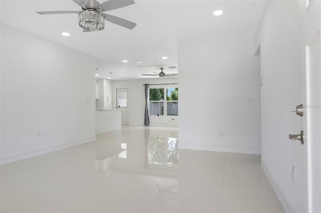For Rent: $2,500 (2 beds, 1 baths, 1012 Square Feet)