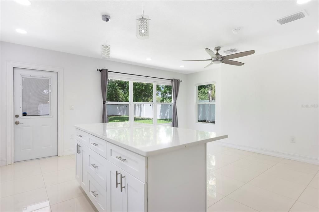 For Rent: $2,500 (2 beds, 1 baths, 1012 Square Feet)