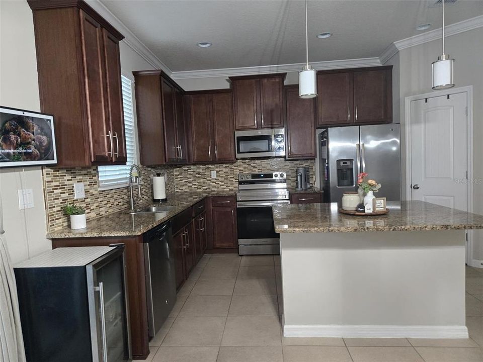 For Rent: $2,550 (4 beds, 2 baths, 2082 Square Feet)
