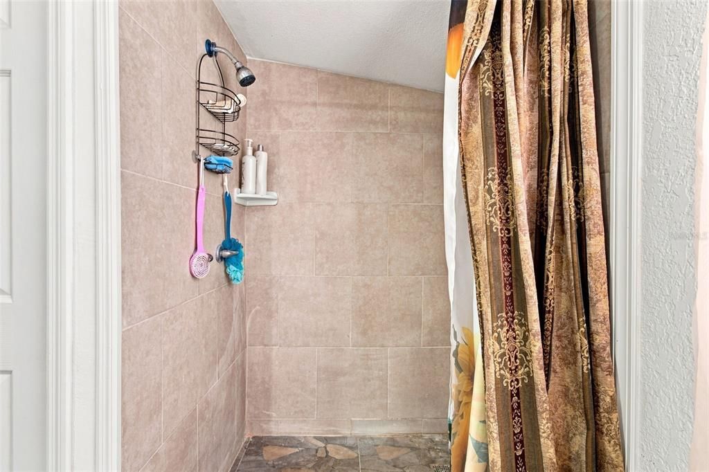 For Sale: $499,900 (6 beds, 4 baths, 2190 Square Feet)