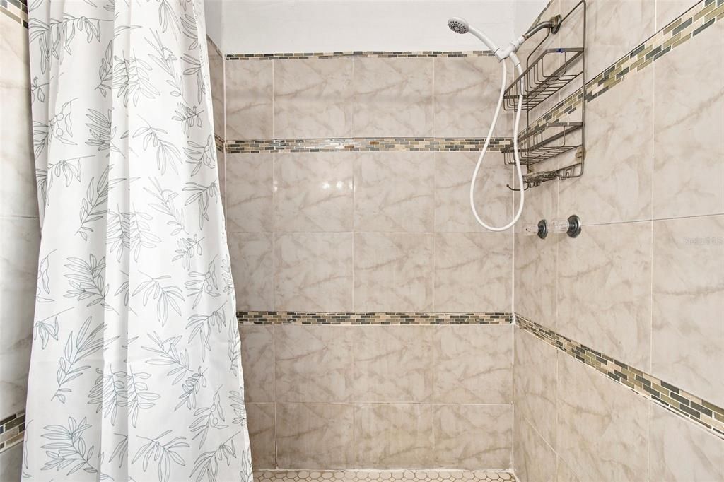 For Sale: $499,900 (6 beds, 4 baths, 2190 Square Feet)