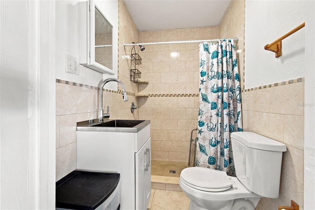 For Sale: $499,900 (6 beds, 4 baths, 2190 Square Feet)