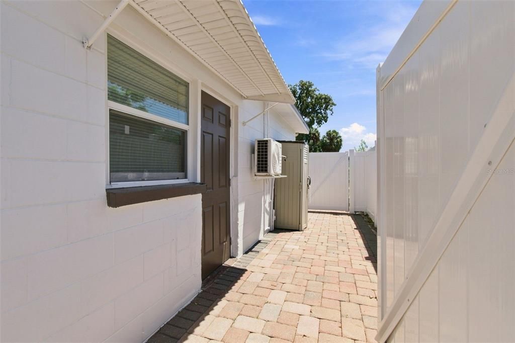 For Sale: $499,900 (6 beds, 4 baths, 2190 Square Feet)