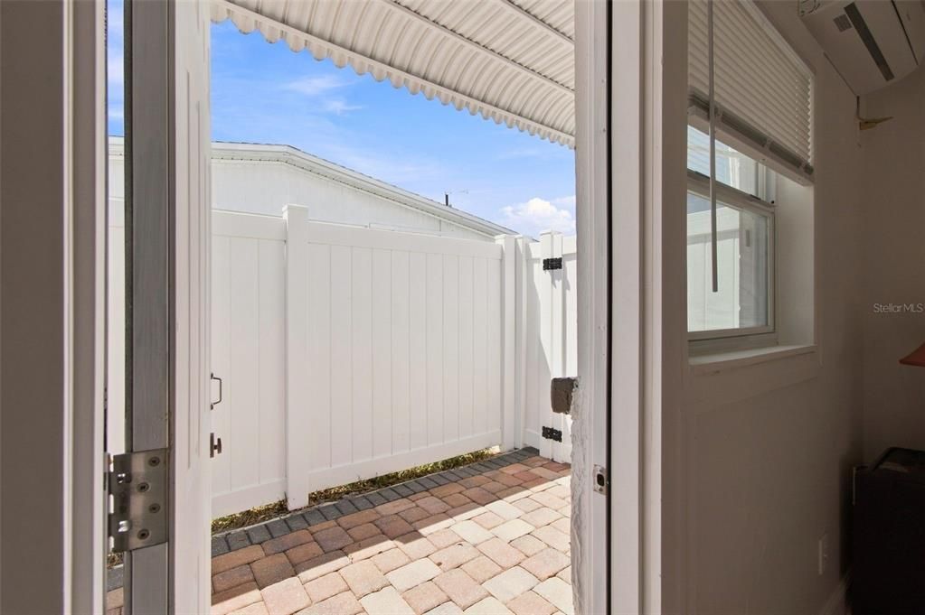 For Sale: $499,900 (6 beds, 4 baths, 2190 Square Feet)
