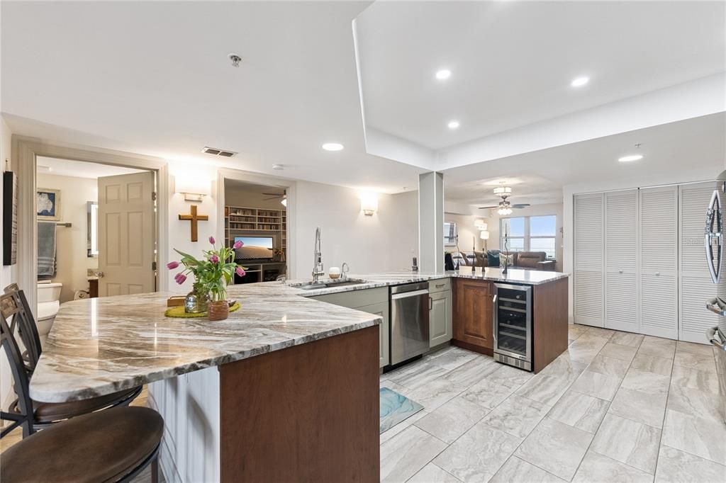 En Venta: $699,900 (3 camas, 3 baños, 2151 Pies cuadrados)