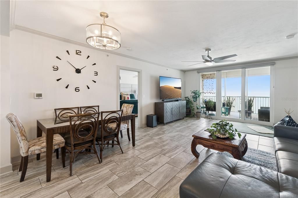 En Venta: $699,900 (3 camas, 3 baños, 2151 Pies cuadrados)