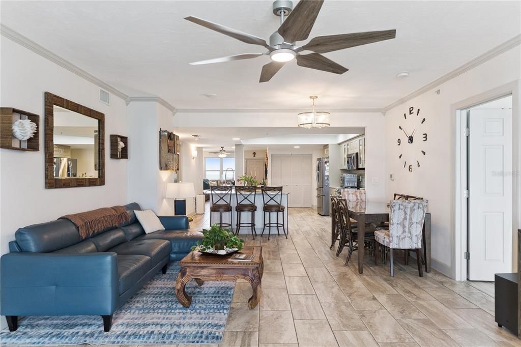 En Venta: $699,900 (3 camas, 3 baños, 2151 Pies cuadrados)
