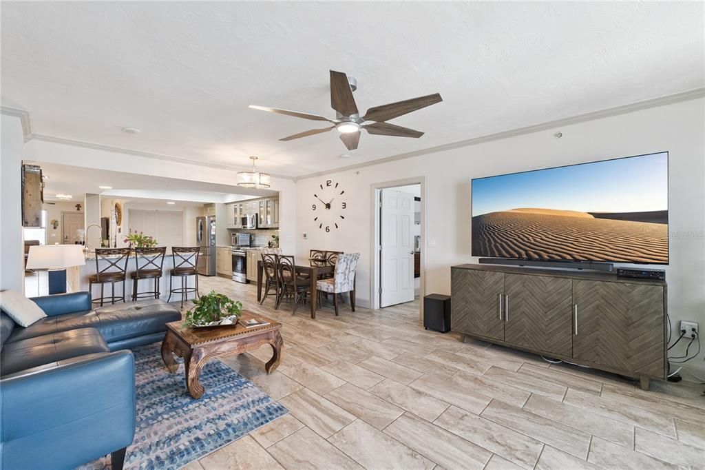 En Venta: $699,900 (3 camas, 3 baños, 2151 Pies cuadrados)
