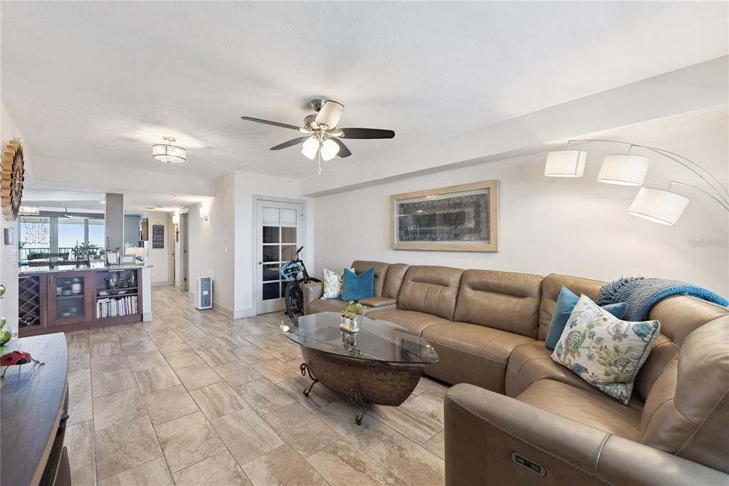 En Venta: $699,900 (3 camas, 3 baños, 2151 Pies cuadrados)
