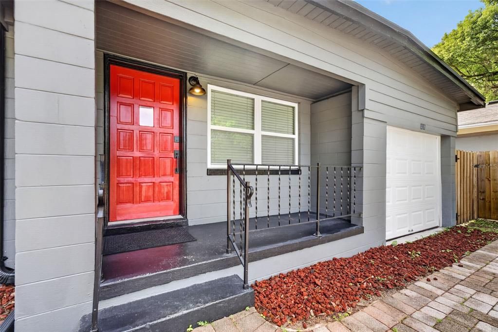 For Rent: $2,150 (2 beds, 1 baths, 888 Square Feet)