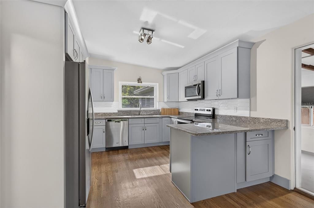 For Rent: $2,150 (2 beds, 1 baths, 888 Square Feet)