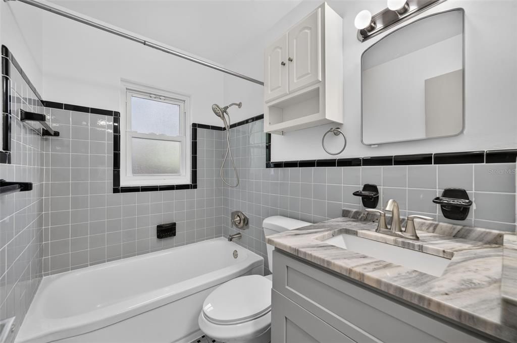 For Rent: $2,150 (2 beds, 1 baths, 888 Square Feet)