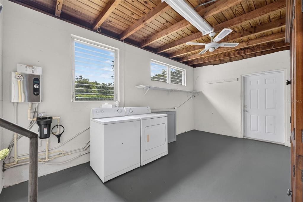 For Rent: $2,150 (2 beds, 1 baths, 888 Square Feet)