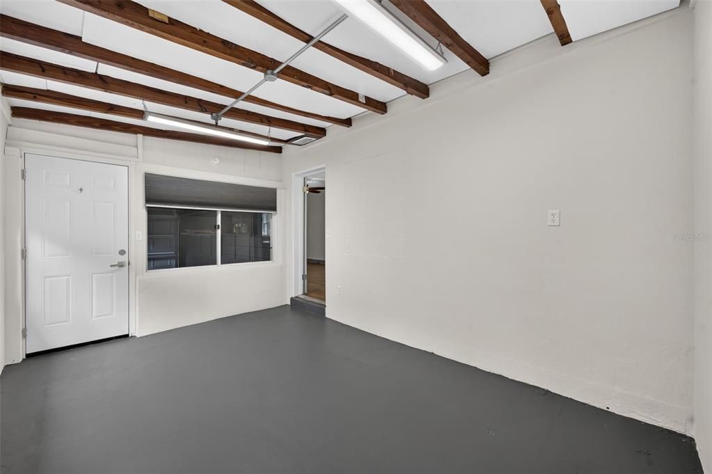 For Rent: $2,150 (2 beds, 1 baths, 888 Square Feet)