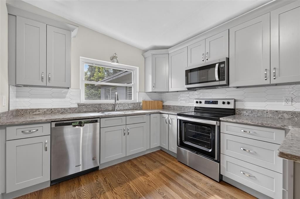 For Rent: $2,150 (2 beds, 1 baths, 888 Square Feet)