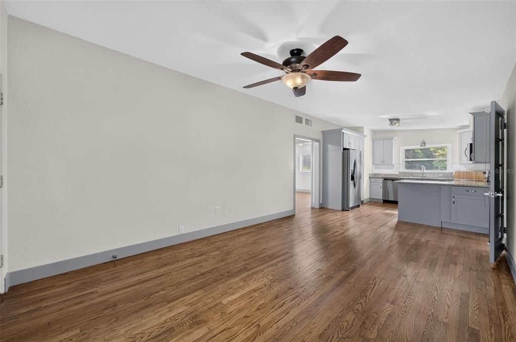 For Rent: $2,150 (2 beds, 1 baths, 888 Square Feet)