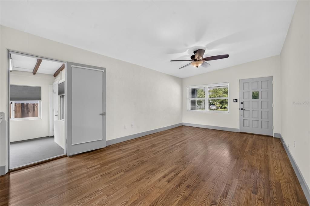 For Rent: $2,150 (2 beds, 1 baths, 888 Square Feet)