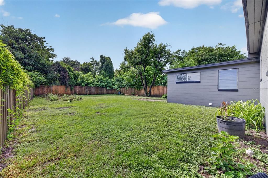 For Rent: $2,150 (2 beds, 1 baths, 888 Square Feet)