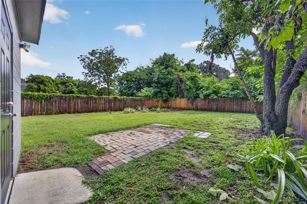 For Rent: $2,150 (2 beds, 1 baths, 888 Square Feet)