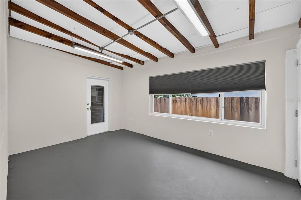 For Rent: $2,150 (2 beds, 1 baths, 888 Square Feet)