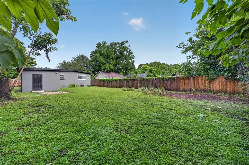 For Rent: $2,150 (2 beds, 1 baths, 888 Square Feet)
