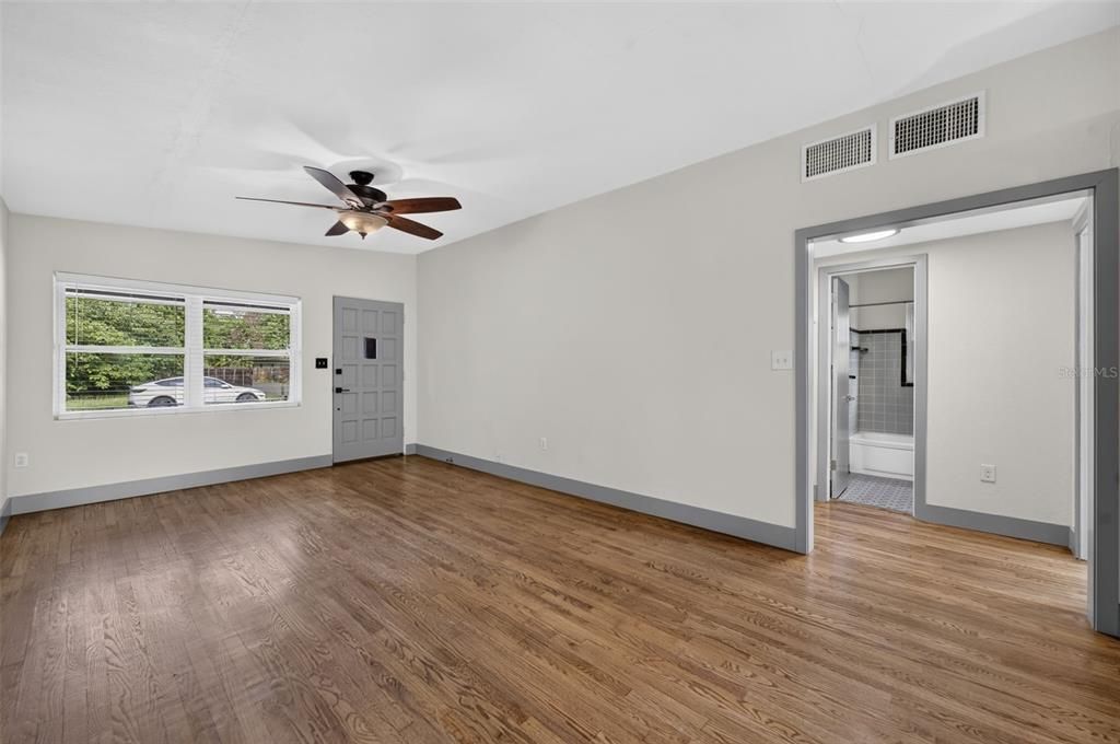 For Rent: $2,150 (2 beds, 1 baths, 888 Square Feet)