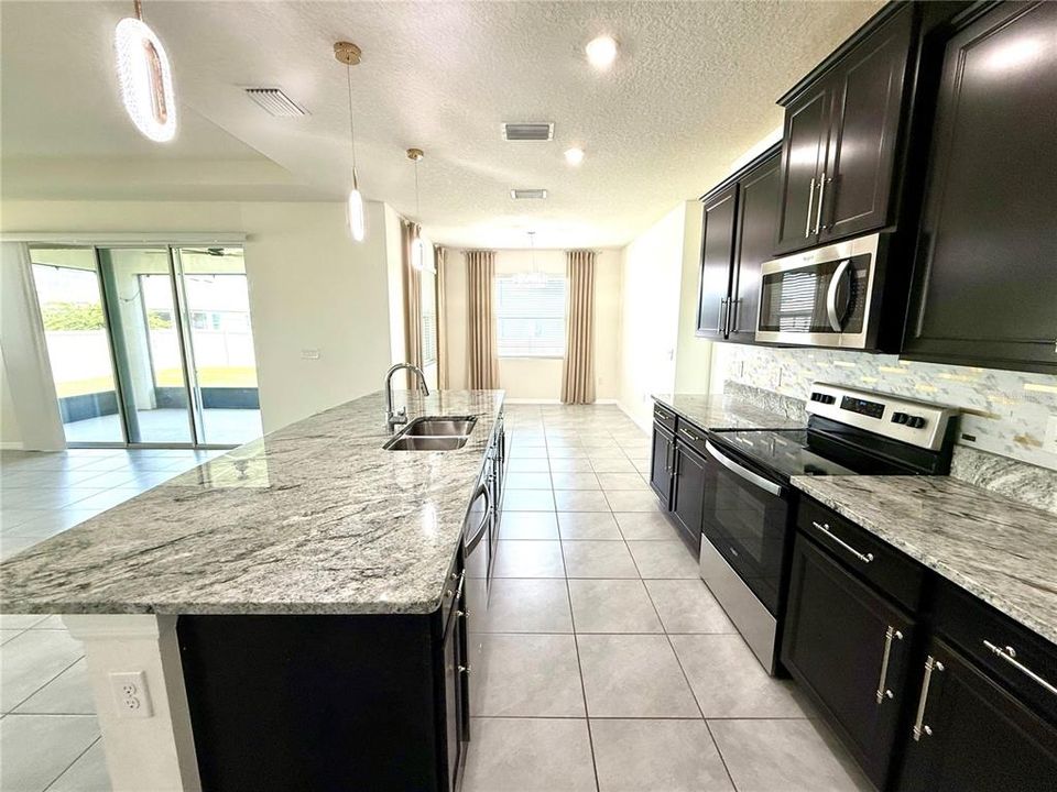 For Sale: $469,900 (4 beds, 3 baths, 2836 Square Feet)