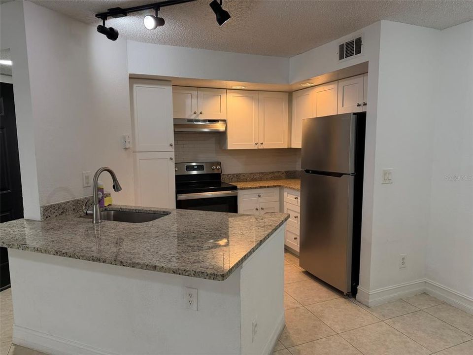 For Rent: $1,700 (2 beds, 1 baths, 934 Square Feet)