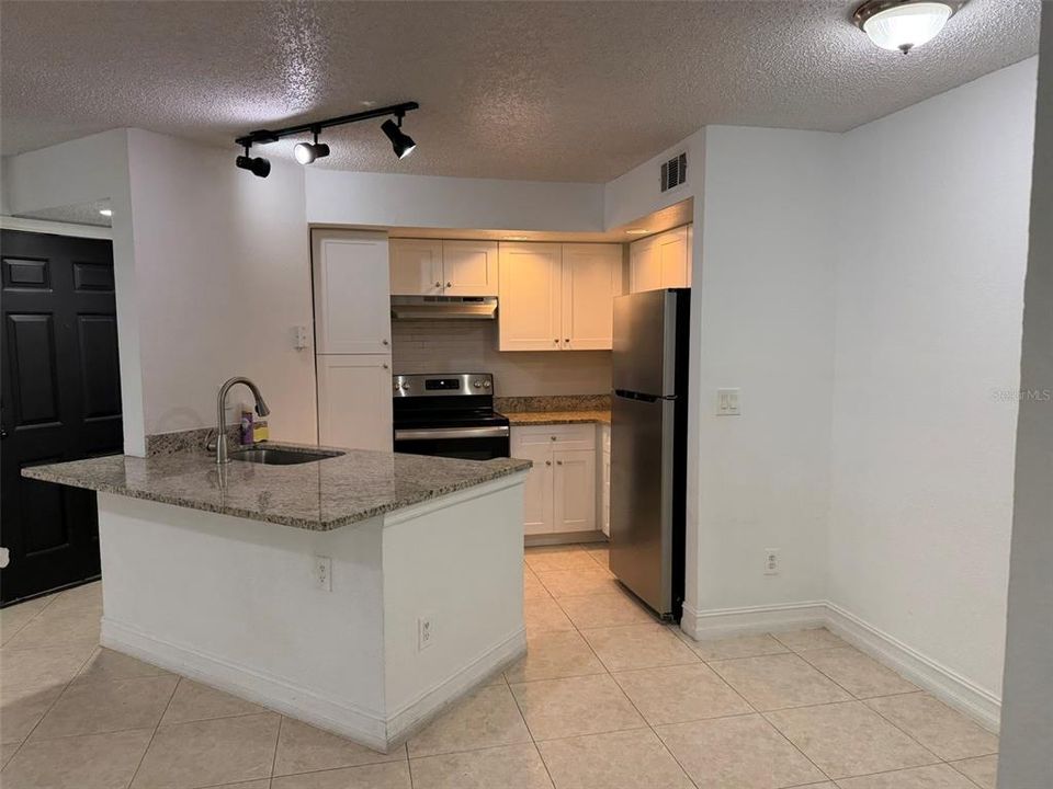 For Rent: $1,700 (2 beds, 1 baths, 934 Square Feet)
