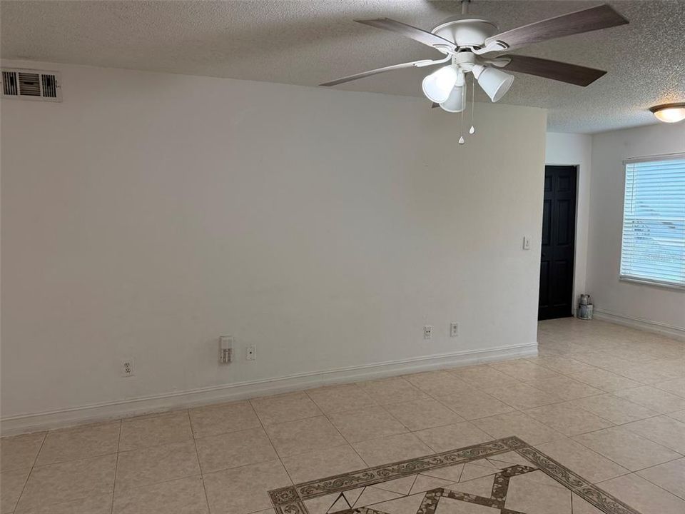 For Rent: $1,700 (2 beds, 1 baths, 934 Square Feet)