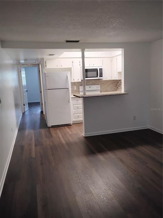 For Rent: $1,225 (1 beds, 1 baths, 425 Square Feet)
