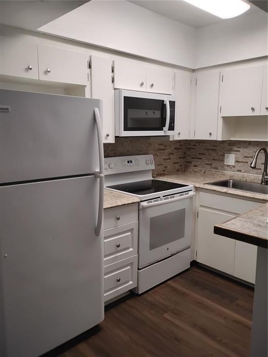 For Rent: $1,225 (1 beds, 1 baths, 425 Square Feet)
