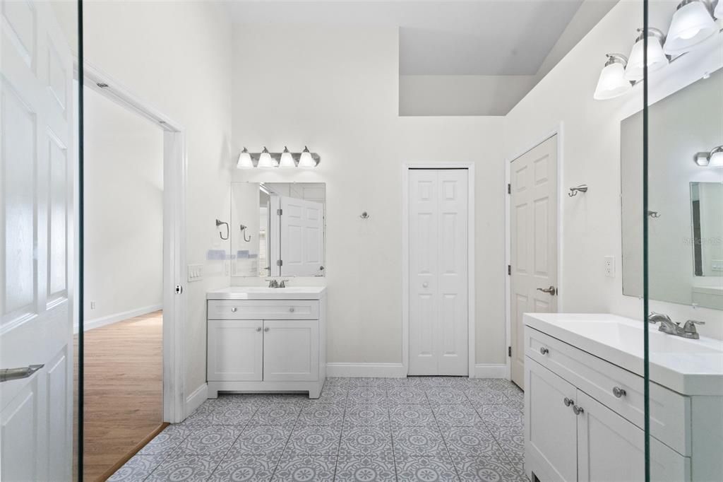 For Rent: $2,300 (4 beds, 2 baths, 1956 Square Feet)
