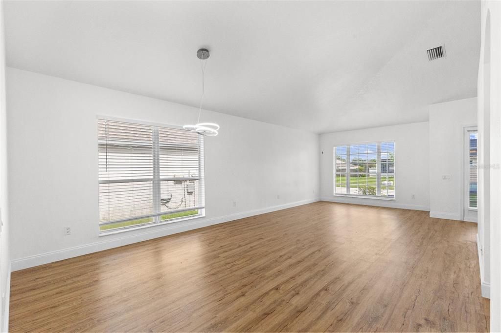 For Rent: $2,300 (4 beds, 2 baths, 1956 Square Feet)