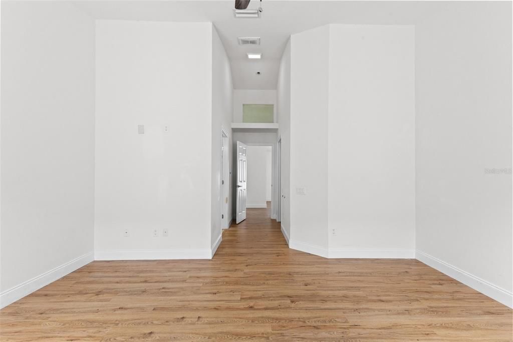 For Rent: $2,300 (4 beds, 2 baths, 1956 Square Feet)