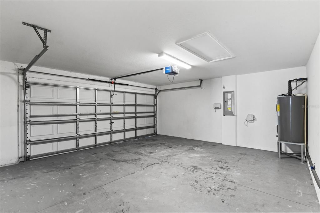 For Rent: $2,300 (4 beds, 2 baths, 1956 Square Feet)